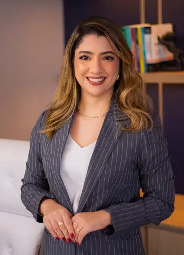 Damaris Saravia advogada em seu Escritório